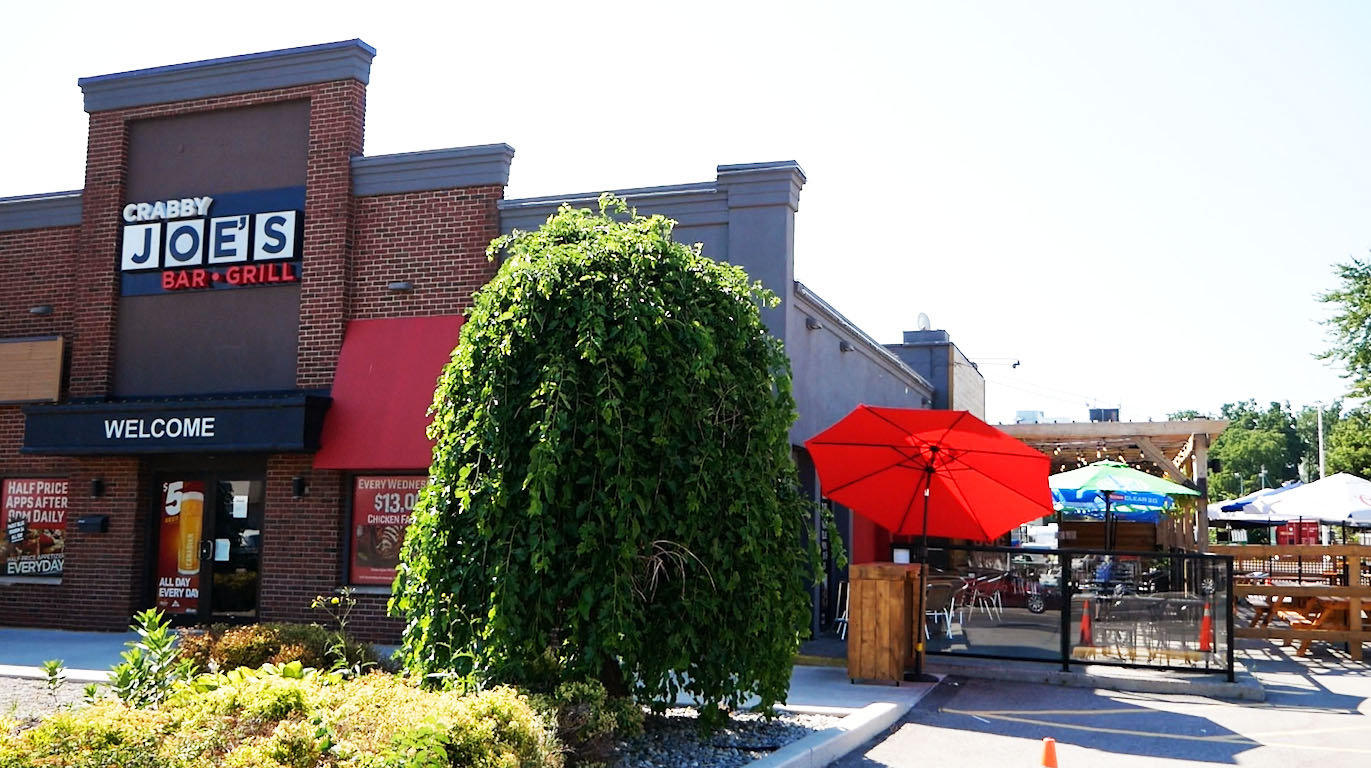 Crabby Joes in Argyle entrance and side patio